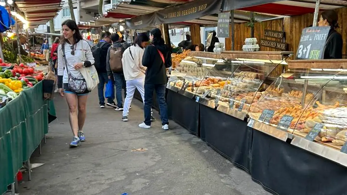 Feira livre em Paris no Marché Auguste-Blanqui