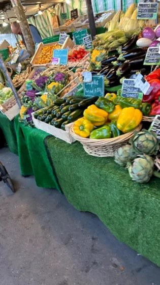 Banca de legumes no Marché Auguste-Blanqui em Paris