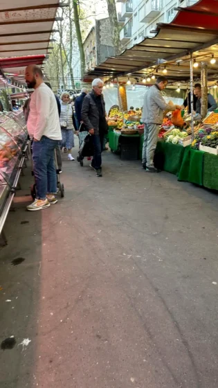 Bancas de feira livre no Marché Auguste-Blanqui em Paris