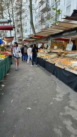 Marché Auguste-Blanqui em Paris durante visita em 2023