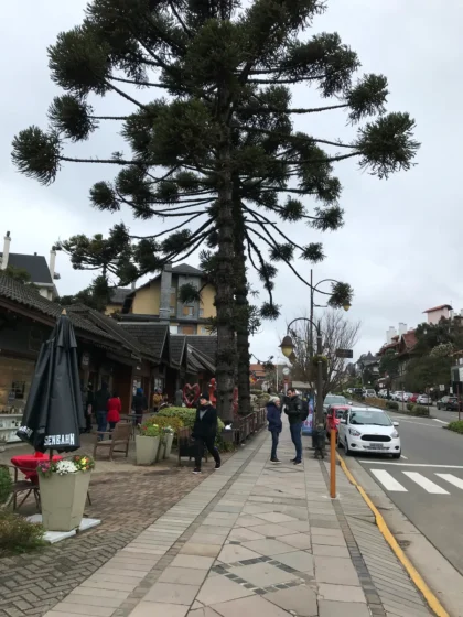 Centro de Gramado com Igreja São Pedro ao fundo