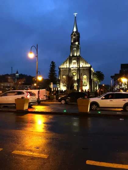 Igreja São Pedro iluminada à noite em Gramado