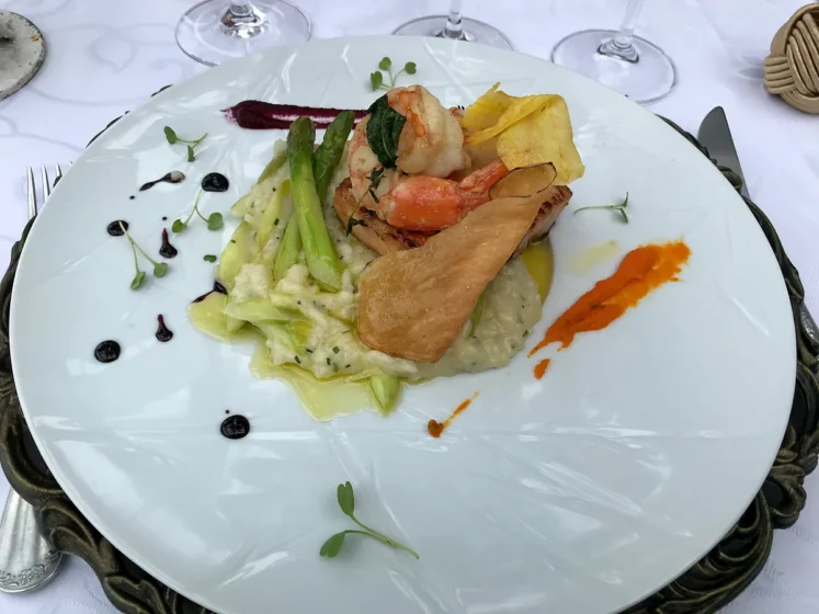 Prato servido durante experiência gastronômica em Gramado, Rio Grande do Sul