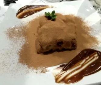 Sobremesa de chocolate servida durante experiência gastronômica em Gramado