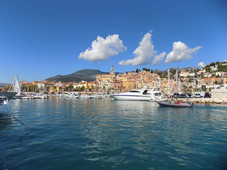 Centro histórico de Menton e porto no Mediterrâneo, na Riviera Francesa