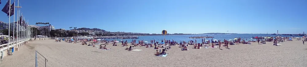 Vista panorâmica da praia e da Croisette em Cannes, na Riviera Francesa