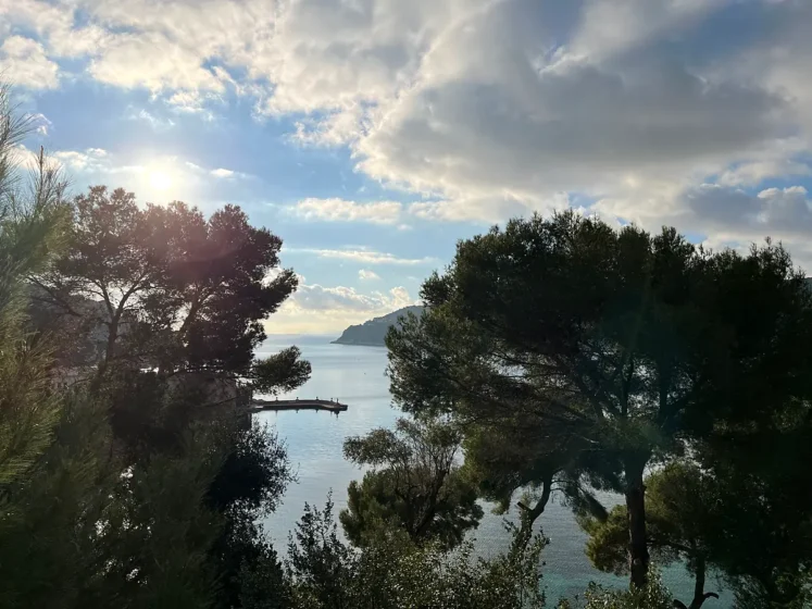 Paisagem de Saint-Jean-Cap-Ferrat entre a vegetação e o Mediterrâneo na Riviera Francesa