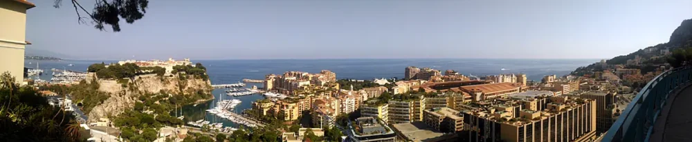 Vista panorâmica de Mônaco e Monte-Carlo junto ao Mediterrâneo