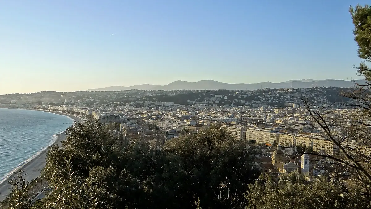 Vista panorâmica de Nice e da Baie des Anges na Riviera Francesa