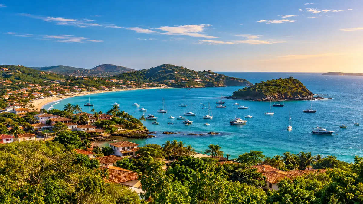 Vista panorâmica de Búzios com praias, mar e embarcações