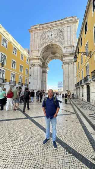 Antonio Luiz Barbosa no Arco da Rua Augusta no centro de Lisboa