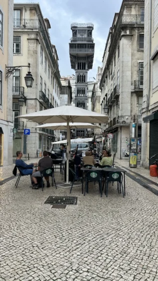 Elevador de Santa Justa entre os edifícios da Baixa de Lisboa
