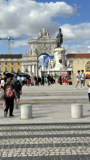 Praça do Comércio com Arco da Rua Augusta ao fundo em Lisboa