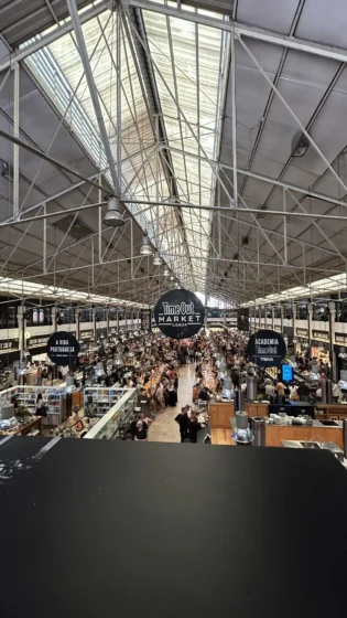 Interior do Time Out Market Lisboa visto do piso superior