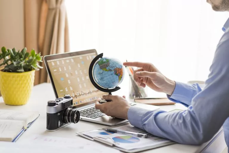 Homem de negócios escolhendo sua proxima viagem no mapa - Planeje seu Guia completo da Itália