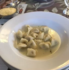 gastronomia de gramado 5
Sopa de capelete servida num prato fundo branco
