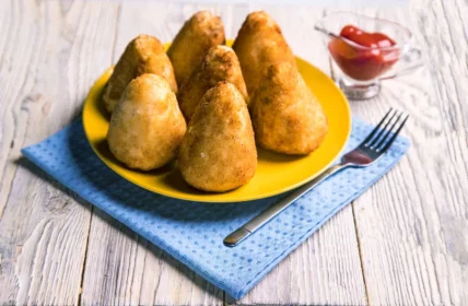 Bolinhos de arroz com mozzarella - arancini