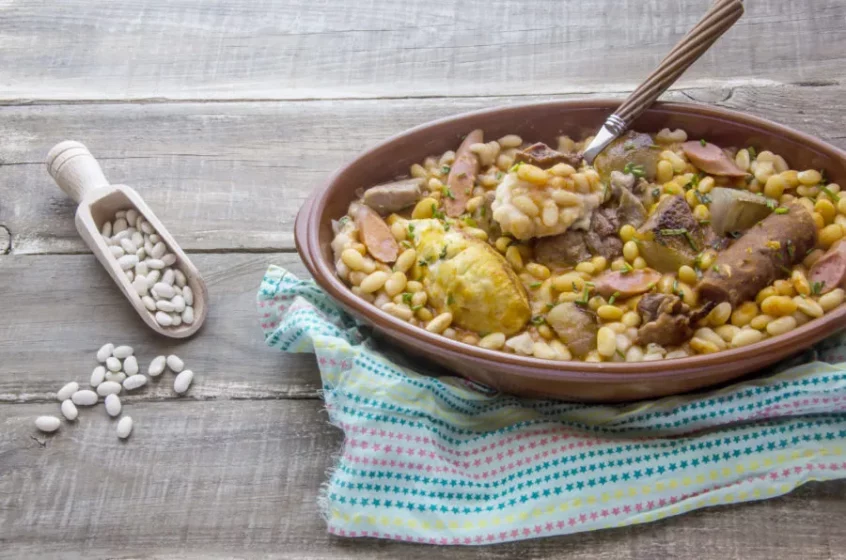 Ensopado de Cassoulet, prato típico do sul da França - Culinária do continente europeu
