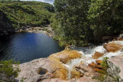 Cachoeira na Chapada que desagua num poço azul