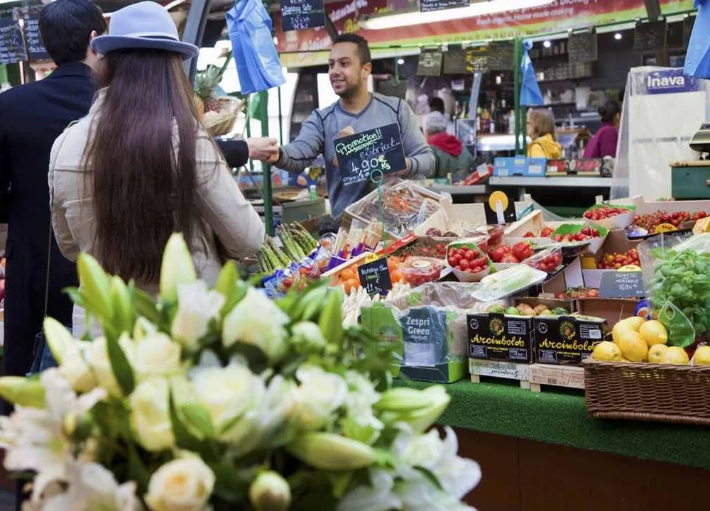 Banca legumes e verduras - feira livre em Paris