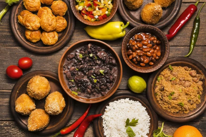 Mesa com variedade de comida brasileira típica