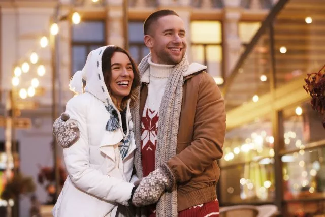 Casal romântico se sentindo feliz juntos