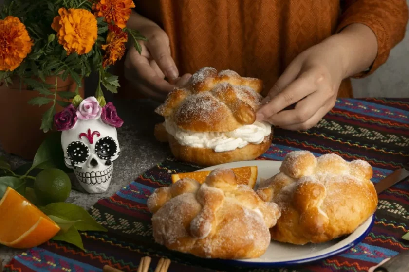 Mulher preparando pan de muerto, pão tradicional do Dia dos Mortos