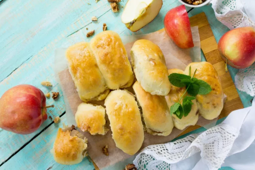 Tábua de madeira de cozinha com tortas de maçã caseiras com maçãs frescas - Culinária do continente europeu