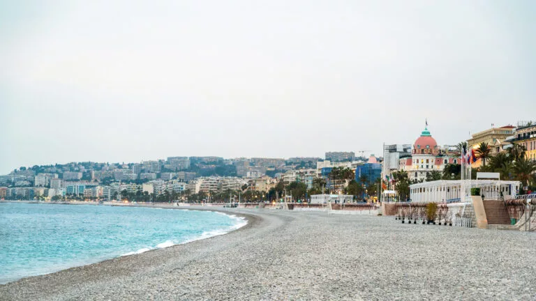 Praia de Cannes na Riviera Francesa