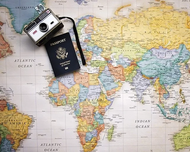 Mapa mundi com passaporte e câmera fotográfica