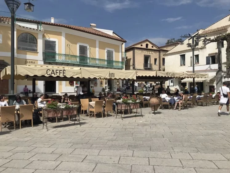 Bares e Caffè na praça principal de Ravello