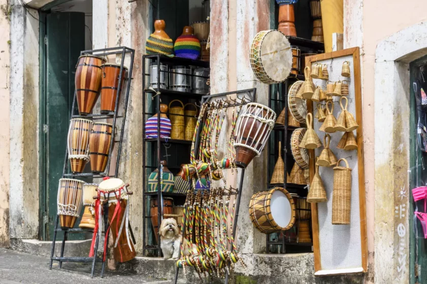 Loja de instrumentos musicais nas ruas do Pelourinho, em Salvador, Bahia