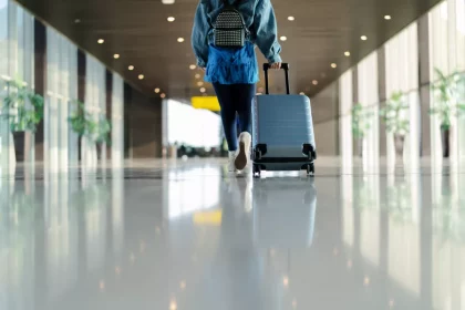 Viajante carregando sua mala no aeroporto