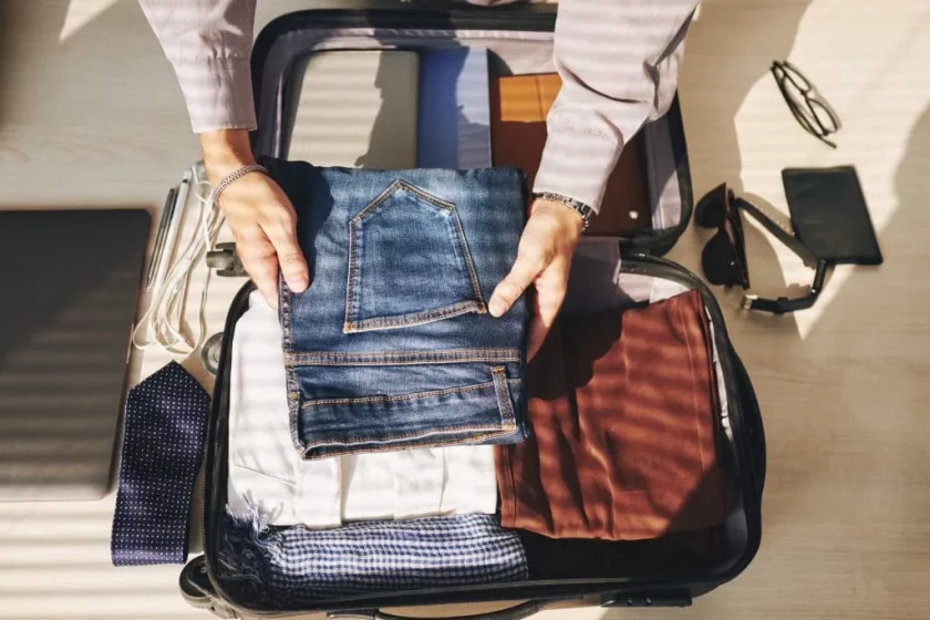 Homem de negocios arrumando sua mala de mao para viagem