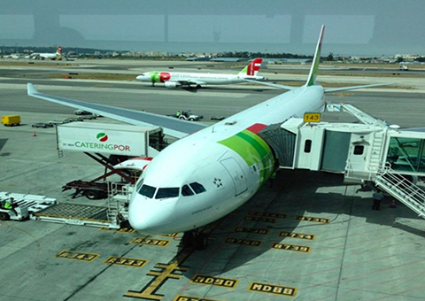 Avião pousando na Europa