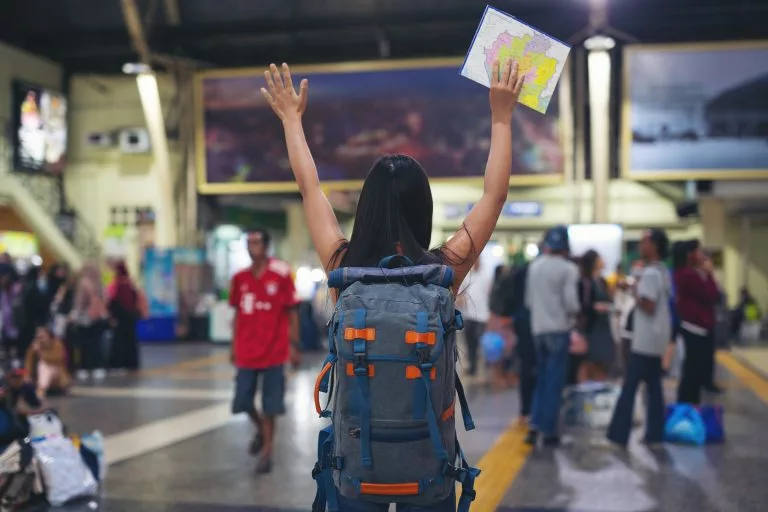 Jovem embarcando no aeroporto para mochilão