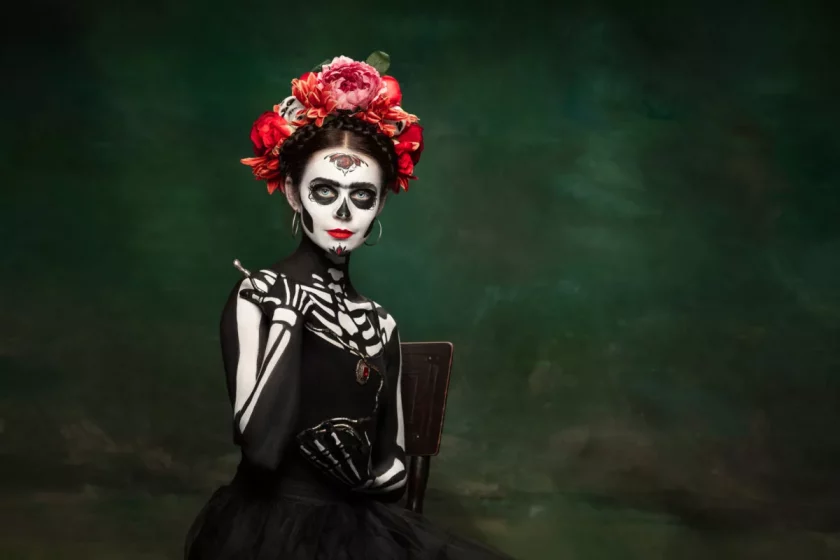Jovem caracterizada como Santa Muerte, com maquiagem de caveira mexicana