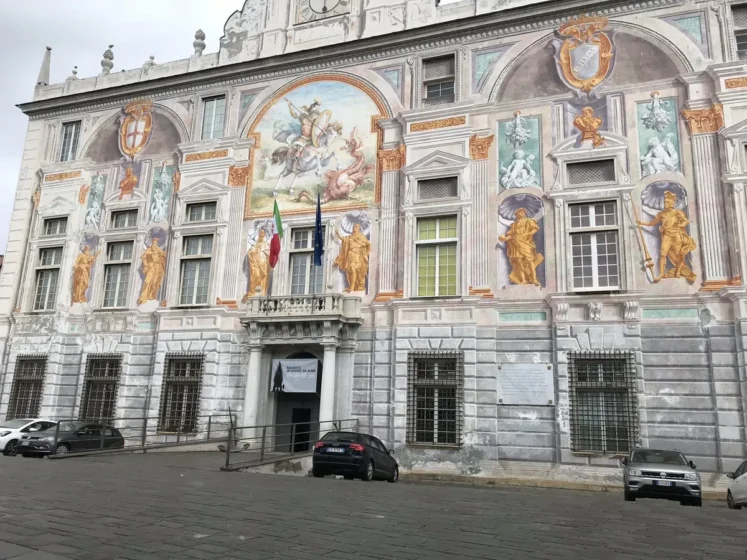Fachada ornamentada do Palazzo San Giorgio em Gênova