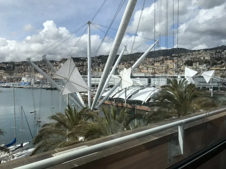 Porto Antico de Gênova com a marina e o Bigo