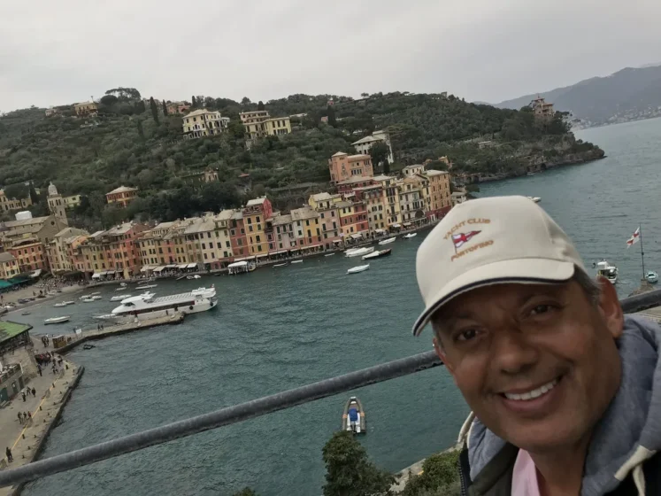 Criador do Viver, Viajar e Sonhar no mirante do Castello Brown com Portofino ao fundo.