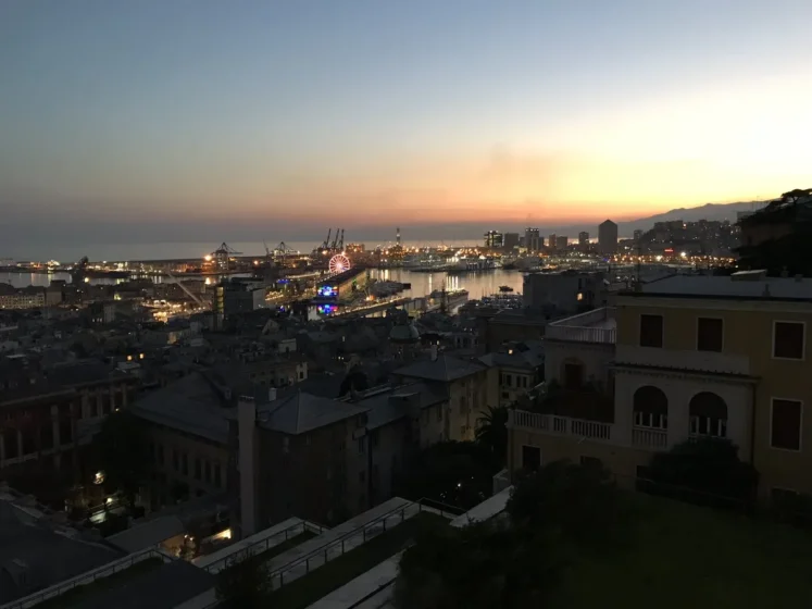 Vista panorâmica de Gênova e do porto ao entardecer