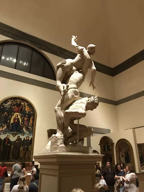 Escultura icônica "O Rapto das Sabinas" na Galeria da Academia em Florença - Roteiro Itália 15 dias