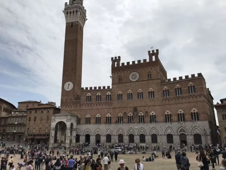 Vista da Torre del Mangia ao lado Palazzo Comunale em Siena, Itália