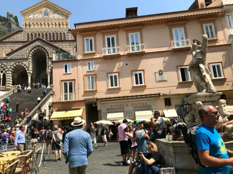 Duomo de Amalfi e praça no centro histórico da Costa Amalfitana