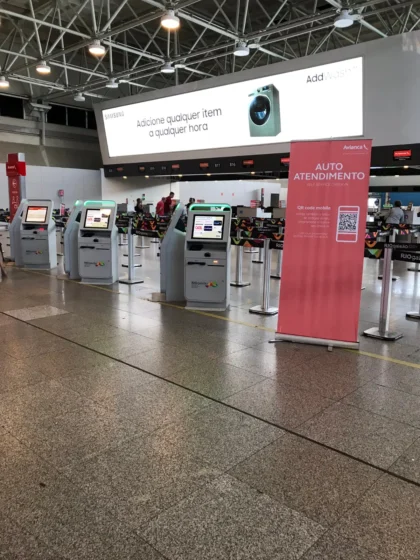 Área de autoatendimento no Aeroporto Internacional do Galeão, no Rio de Janeiro