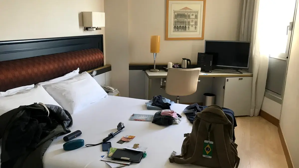 Checklist de viagem para Itália com documentos, roupas e mochila