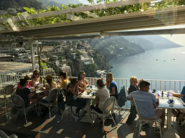 Costa Amalfitana vista de restaurante na Itália