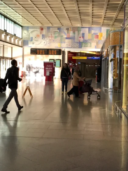 Painel de partidas de trens na estação Venezia Santa Lucia, na Itália