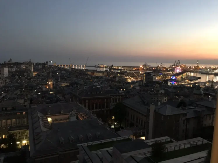 Vista de Gênova e do porto ao entardecer, Itália