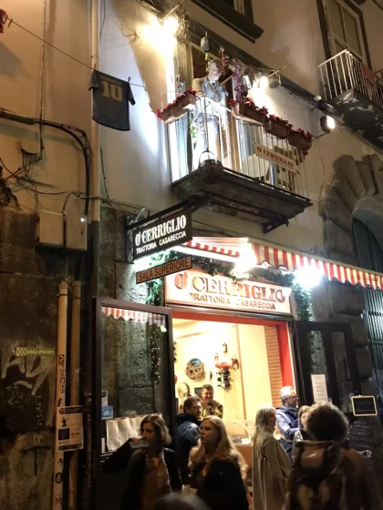 Restaurante no centro histórico de Nápoles à noite